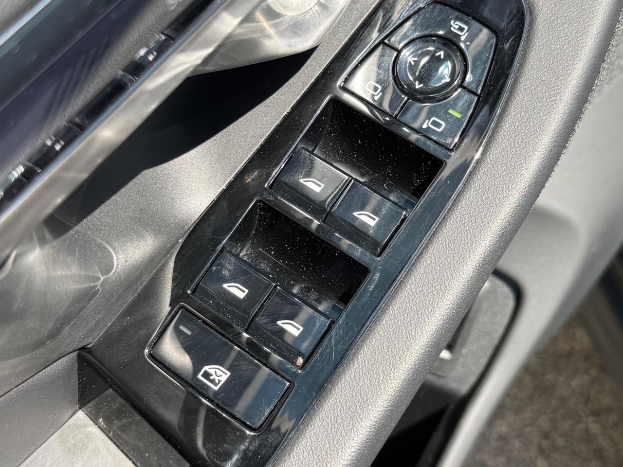 BMW 5 Series Vehicle Full-screen Gallery Image 26