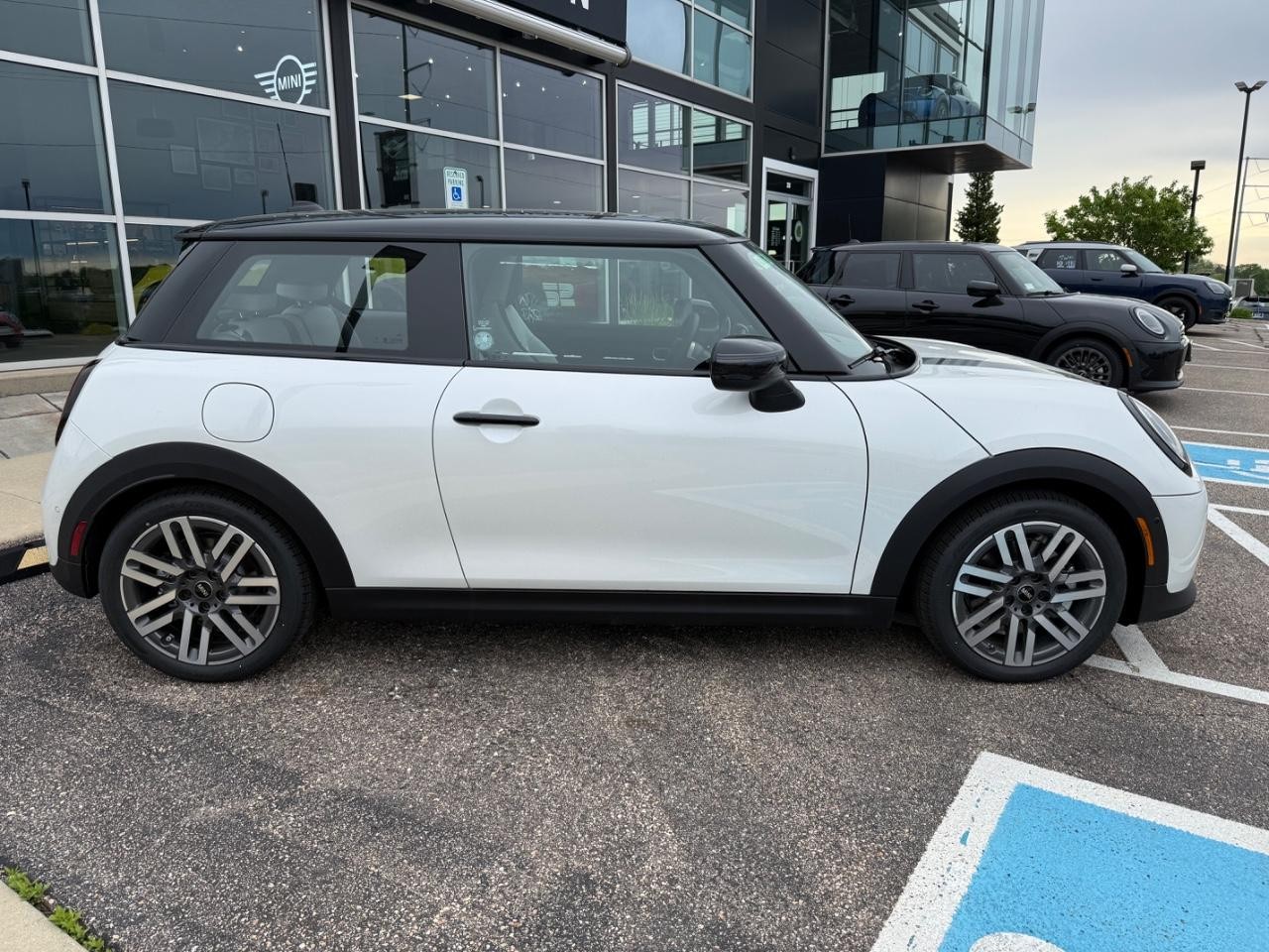MINI Hardtop 2 Door Vehicle Image 02