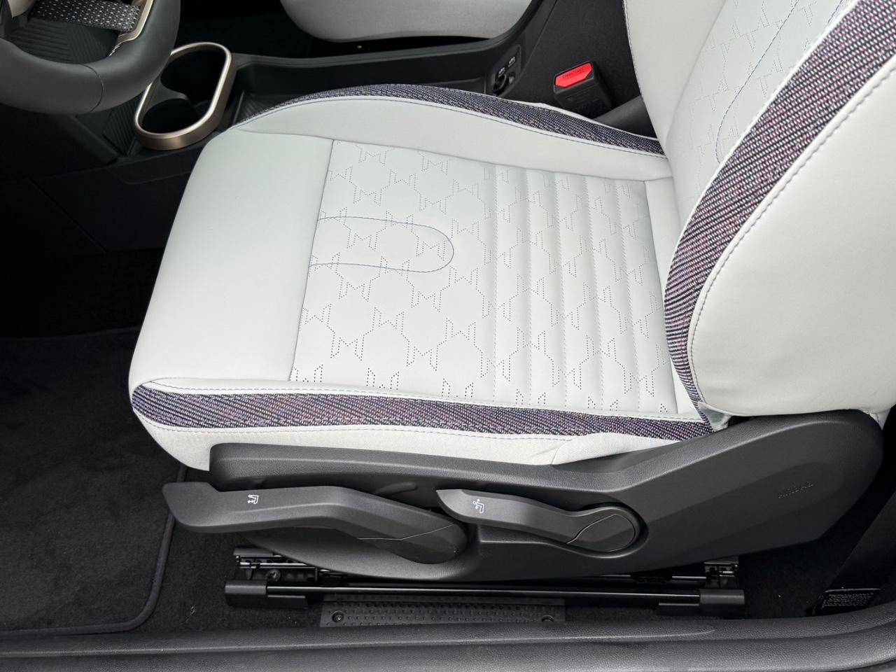 MINI Hardtop 2 Door Vehicle Image 16