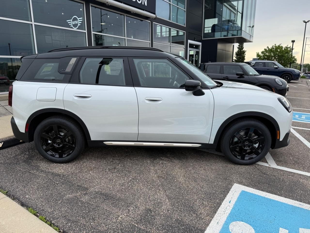 MINI Countryman Vehicle Image 02