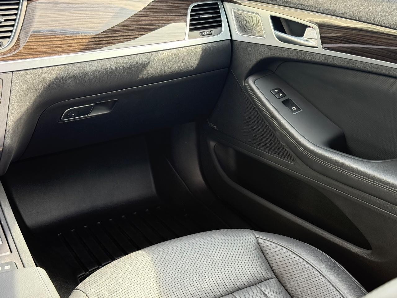 Genesis G80 Vehicle Image 16