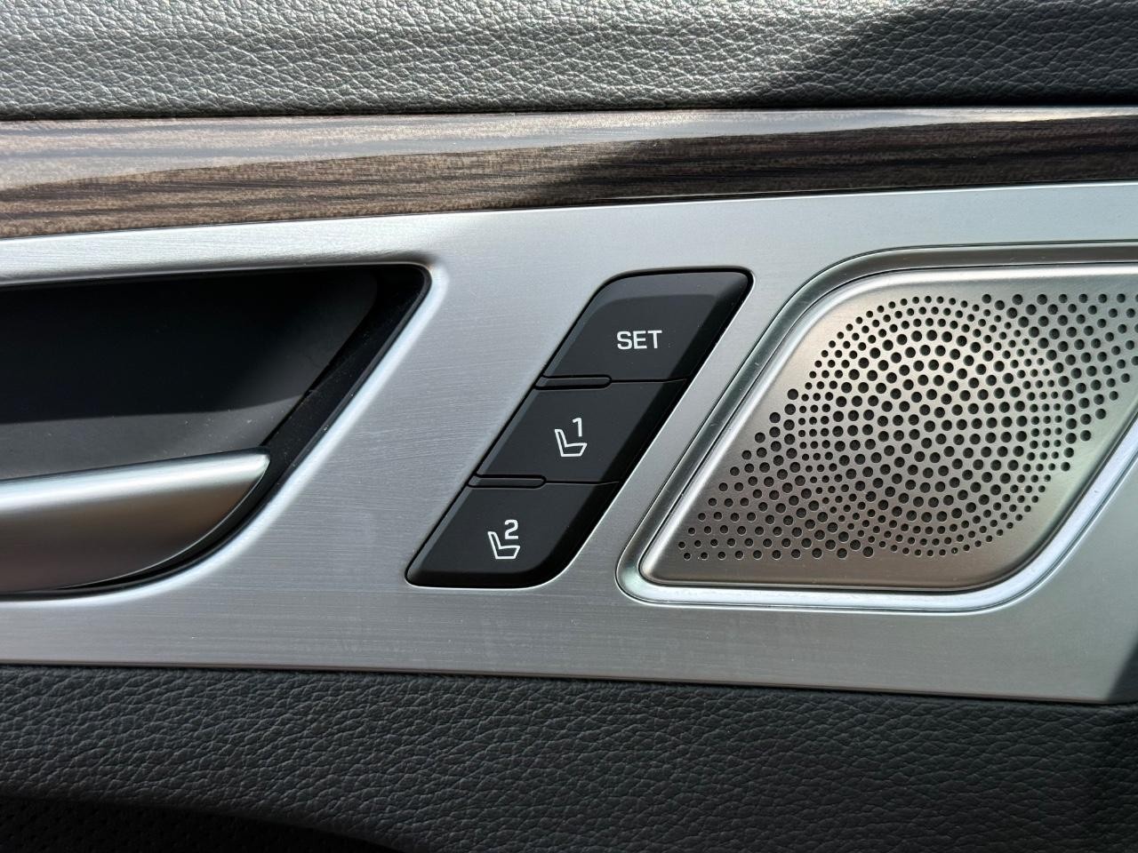 Genesis G80 Vehicle Image 17