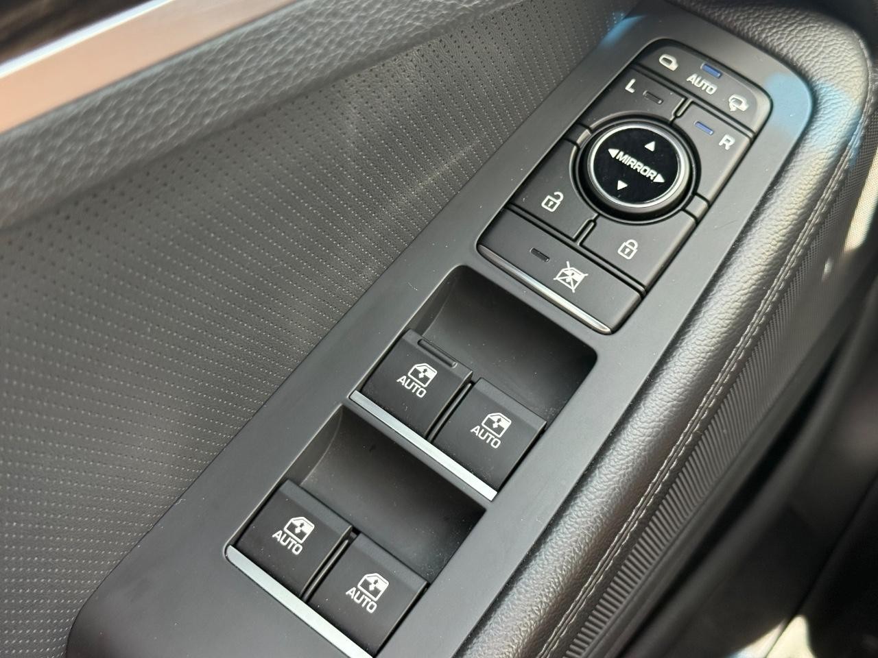 Genesis G80 Vehicle Image 24