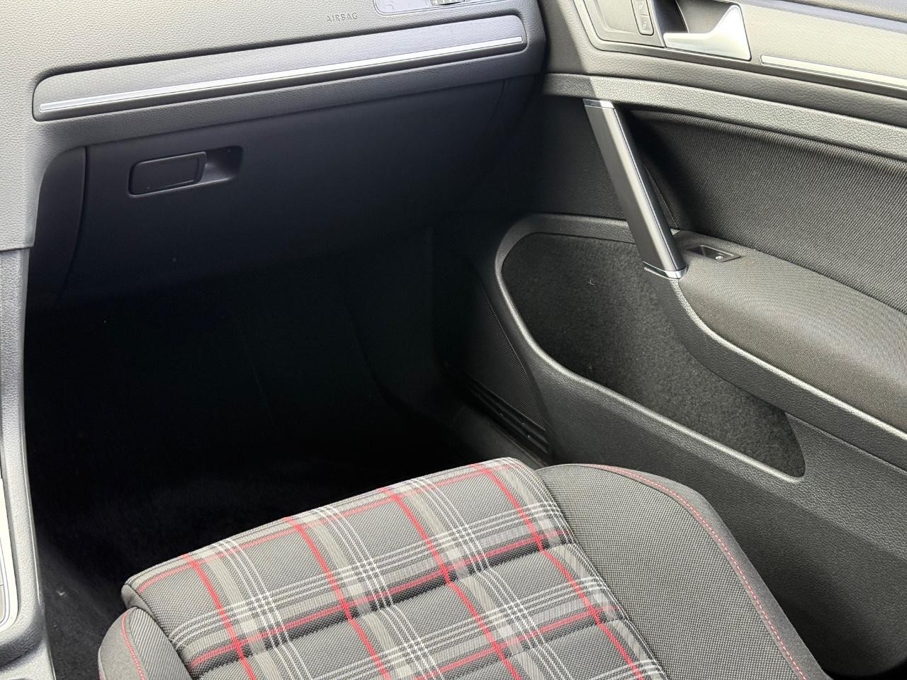 Volkswagen Golf GTI Vehicle Image 15