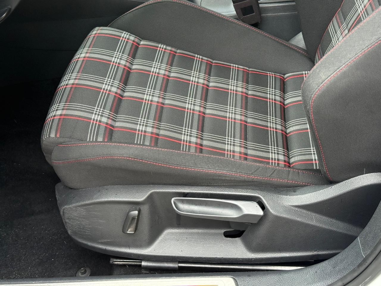 Volkswagen Golf GTI Vehicle Image 22