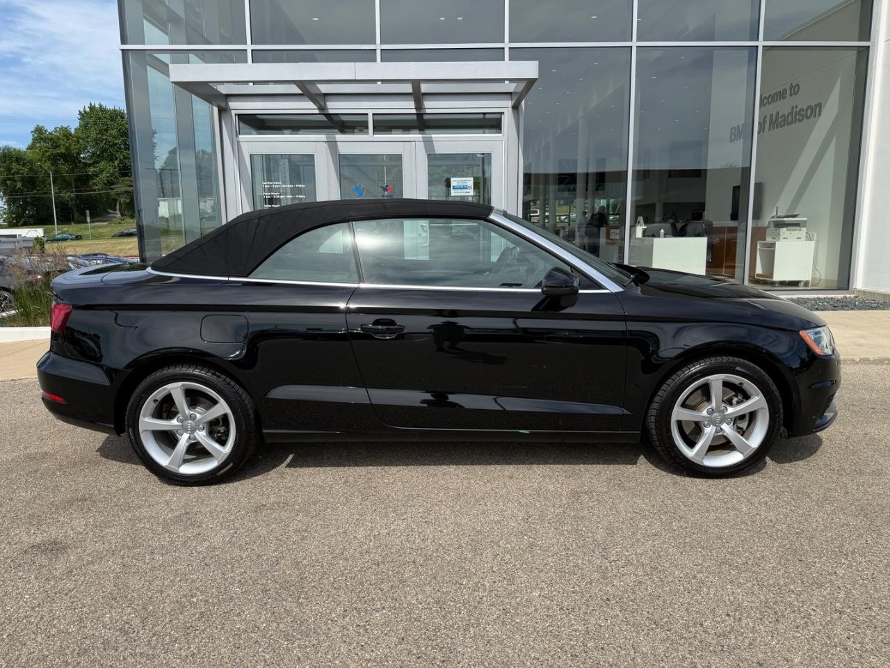 Audi A3 Vehicle Full-screen Gallery Image 02