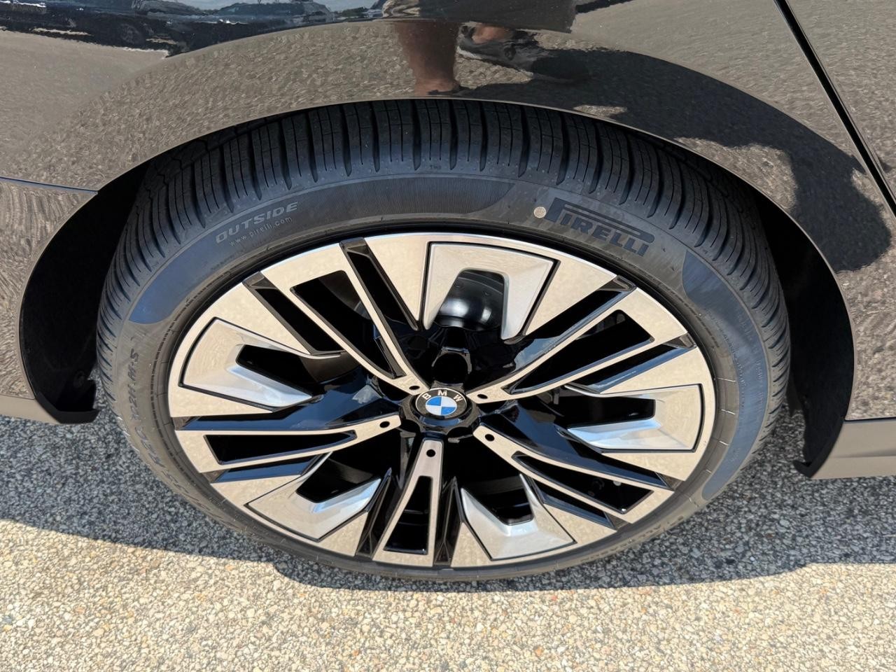BMW i5 Vehicle Image 04