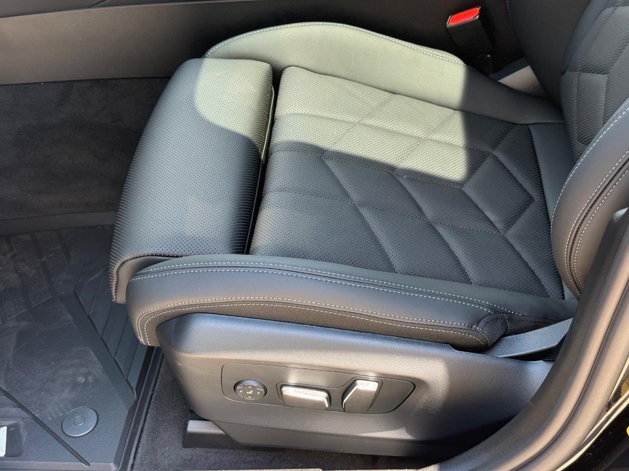 BMW i5 Vehicle Image 17