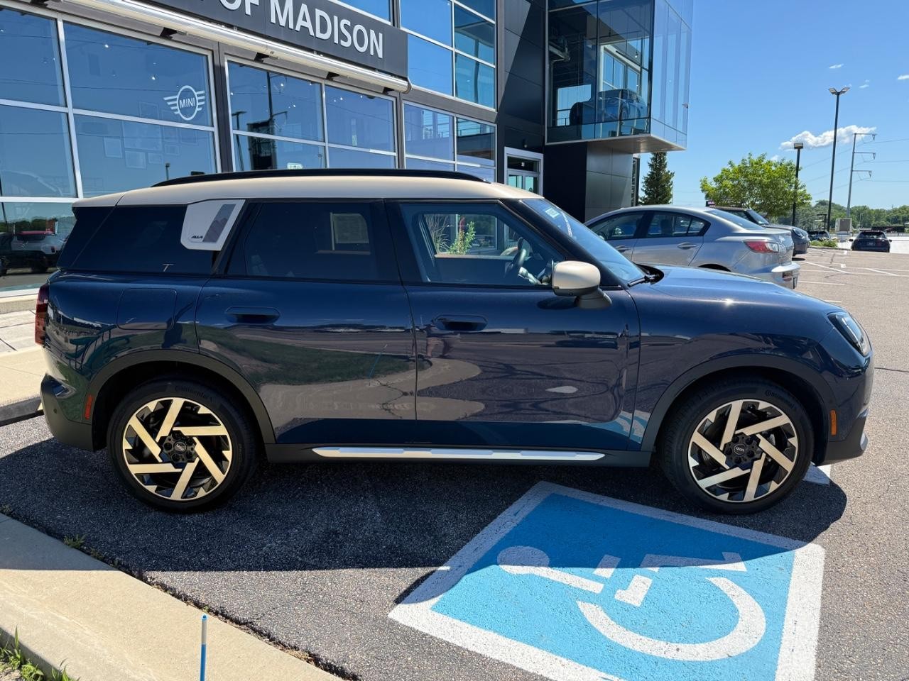 MINI Countryman Vehicle Image 02