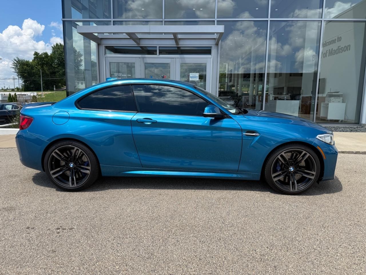 BMW M2 Vehicle Full-screen Gallery Image 02