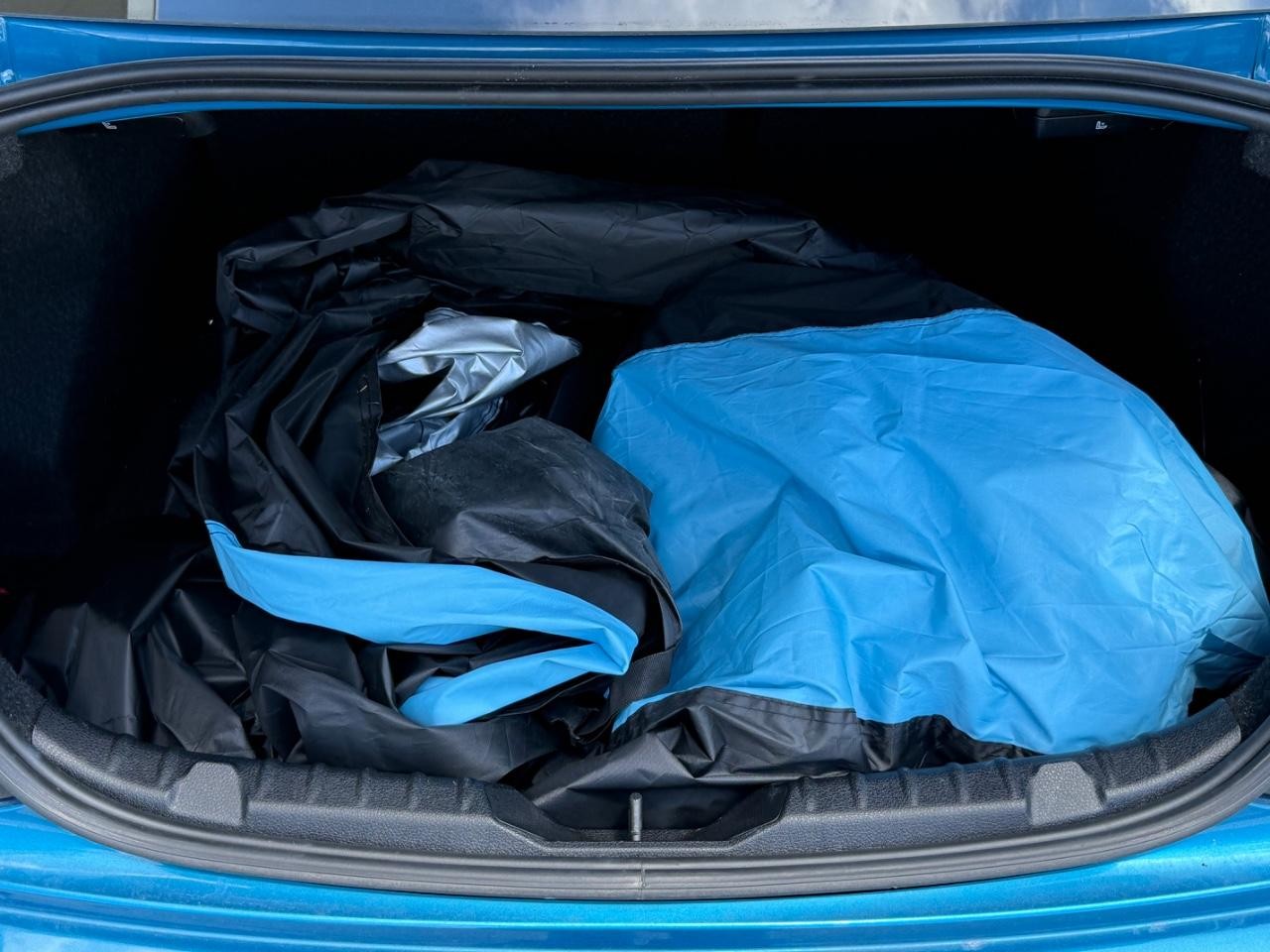 BMW M2 Vehicle Full-screen Gallery Image 05