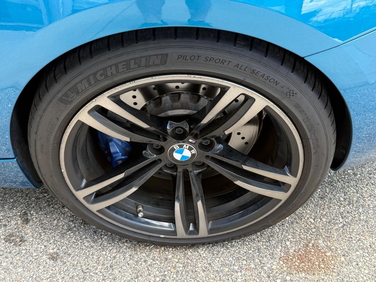 BMW M2 Vehicle Full-screen Gallery Image 07