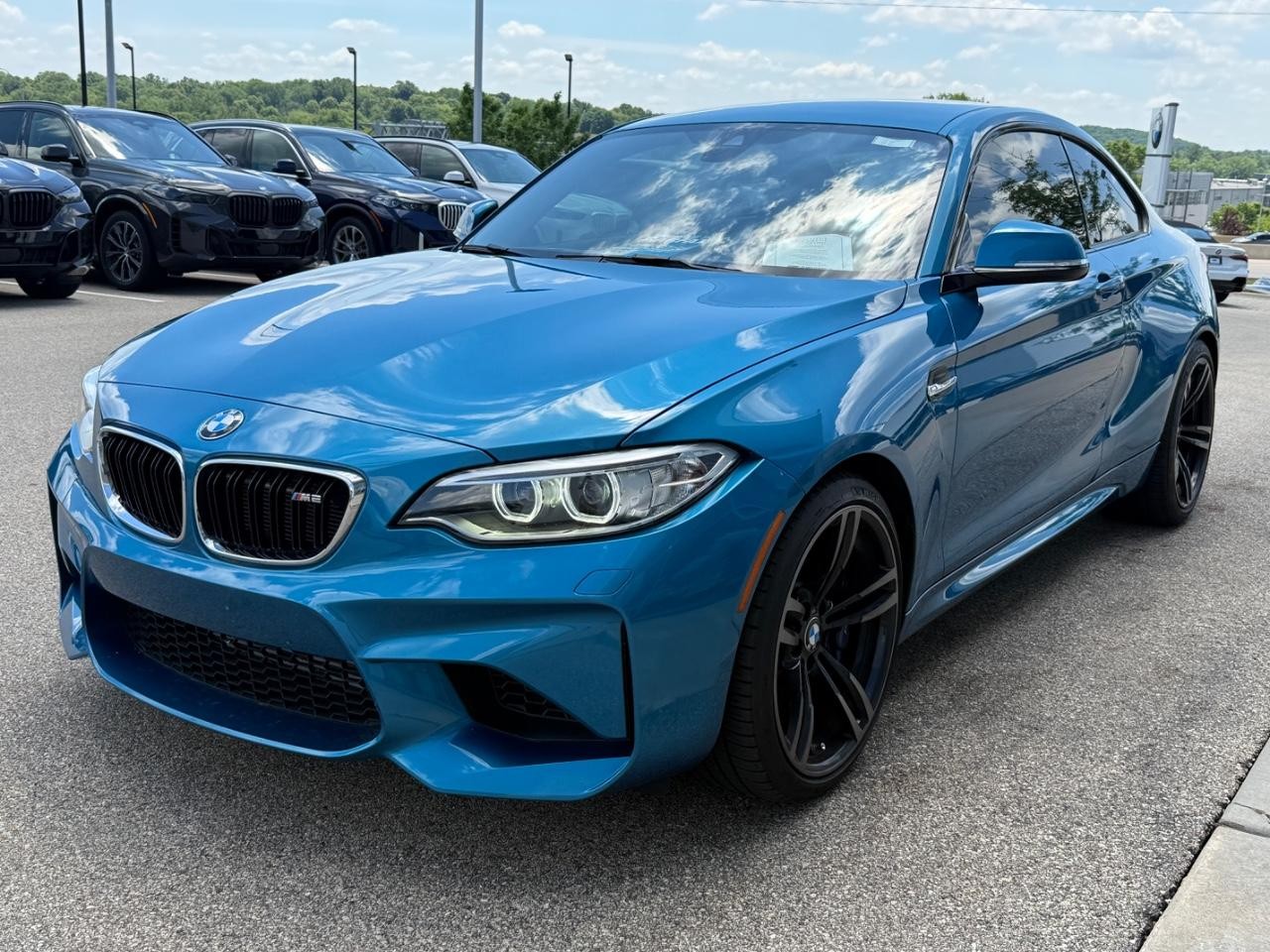 BMW M2 Vehicle Full-screen Gallery Image 08