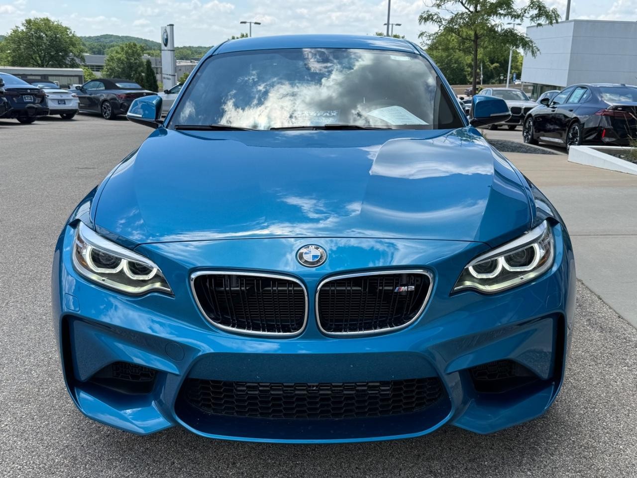 BMW M2 Vehicle Full-screen Gallery Image 09