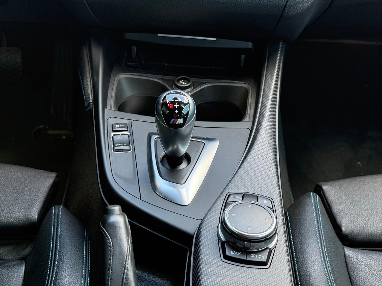 BMW M2 Vehicle Full-screen Gallery Image 13