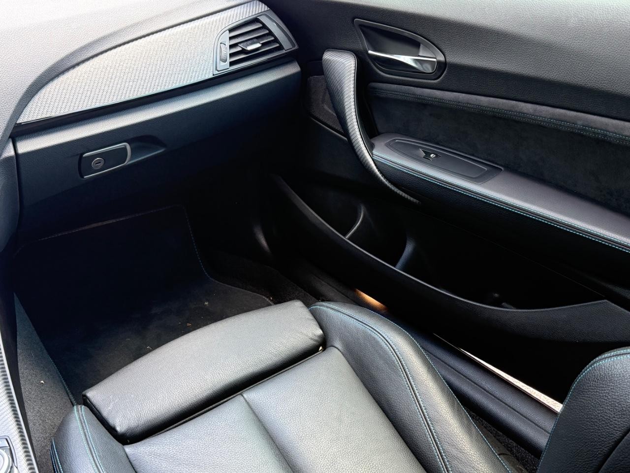 BMW M2 Vehicle Full-screen Gallery Image 15