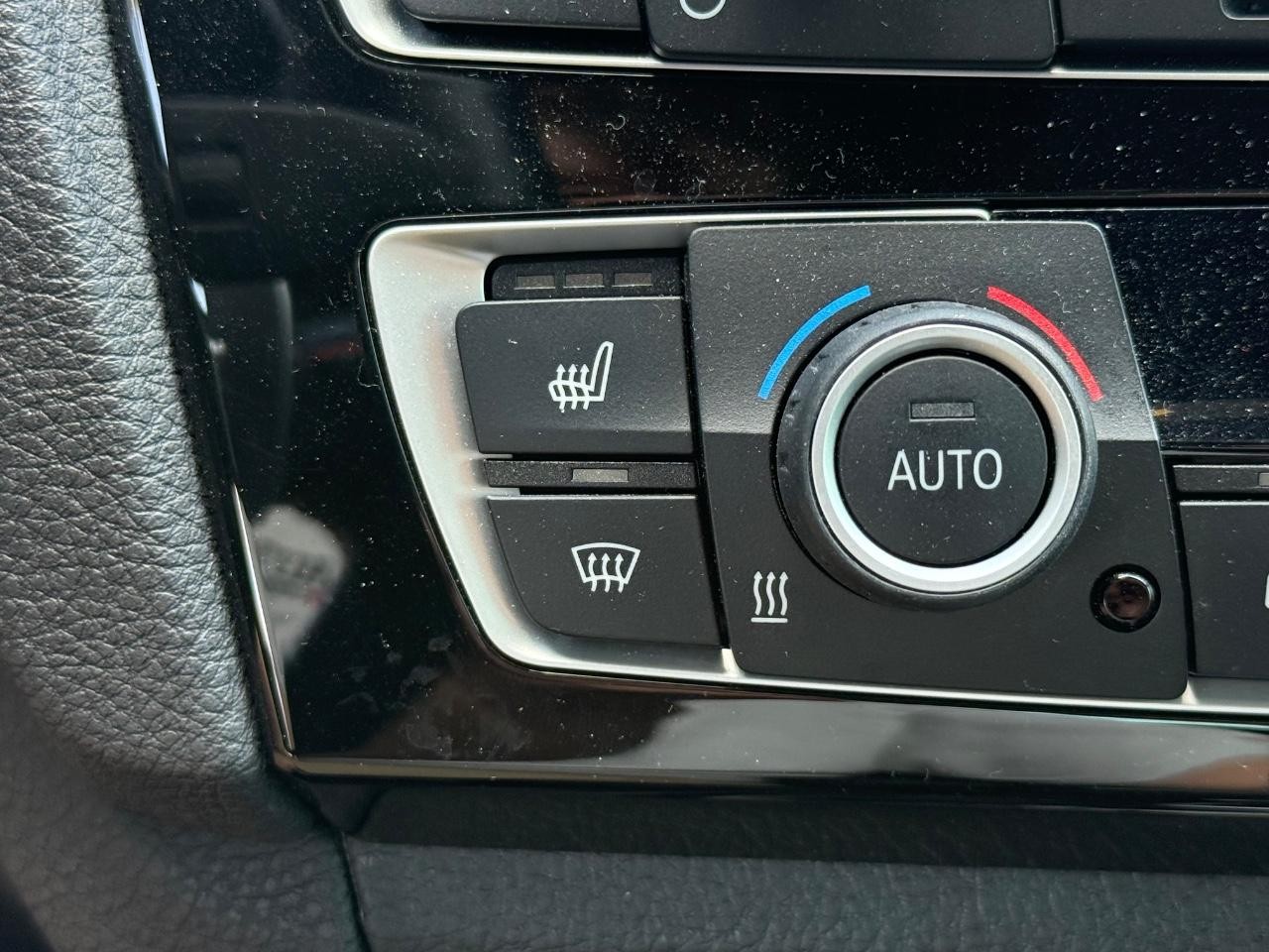 BMW M2 Vehicle Full-screen Gallery Image 20