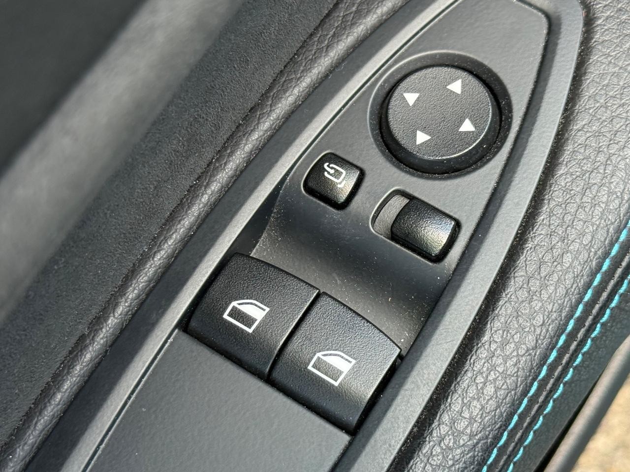 BMW M2 Vehicle Full-screen Gallery Image 21