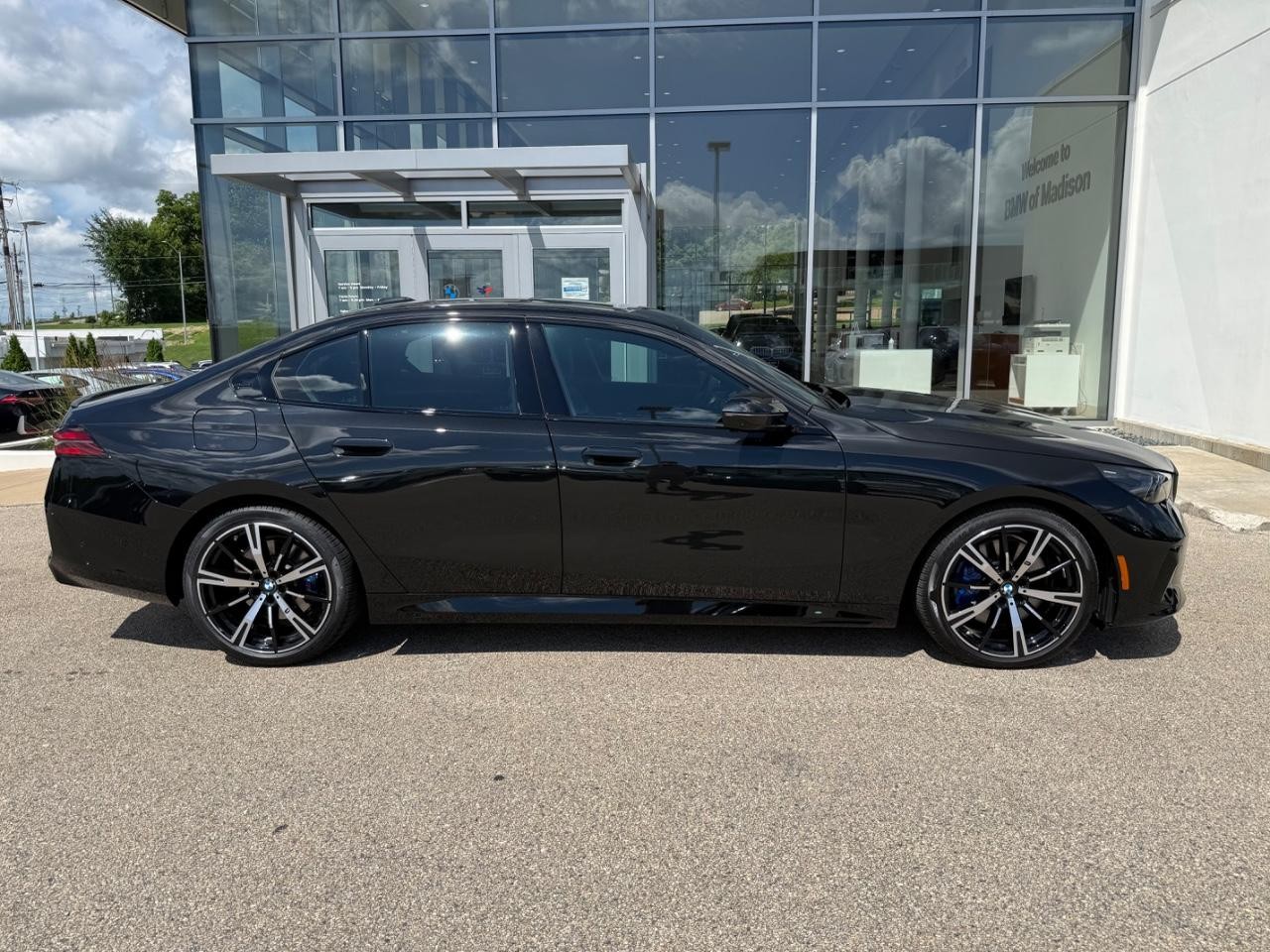 BMW 5 Series Vehicle Image 02