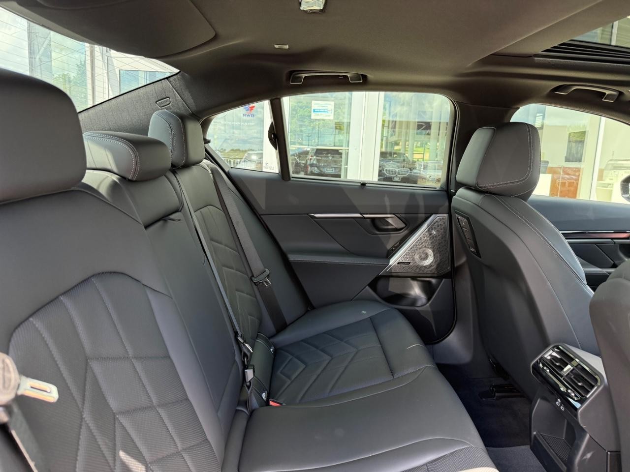 BMW 5 Series Vehicle Image 10