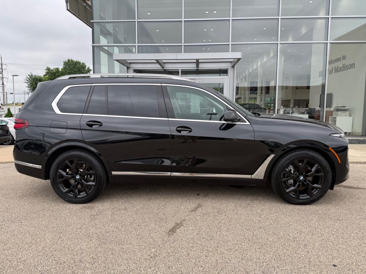 BMW X7 Vehicle Image 02