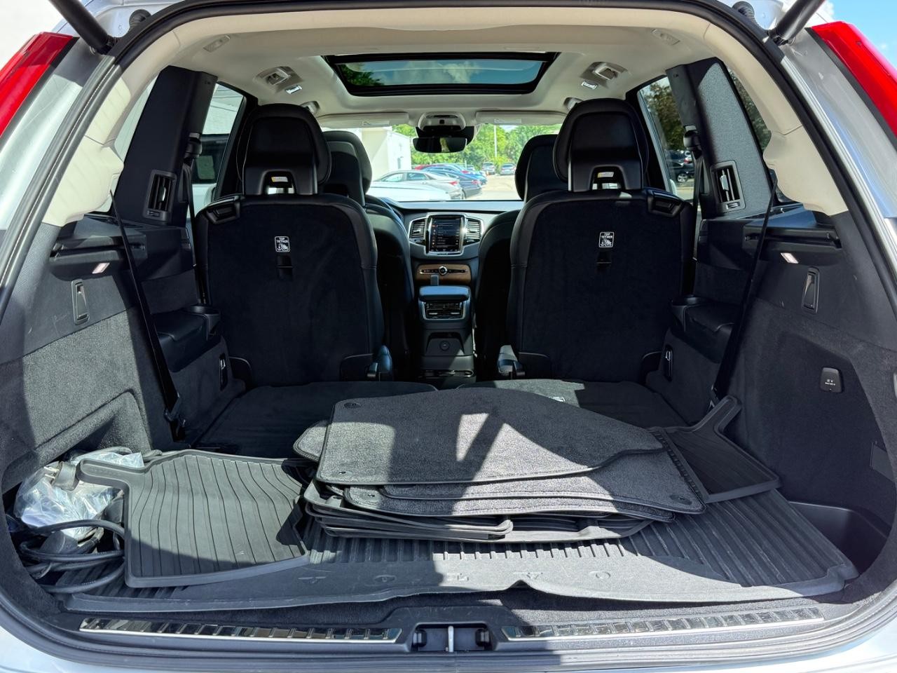 Volvo XC90 Recharge Plug-In Hybrid Vehicle Image 05