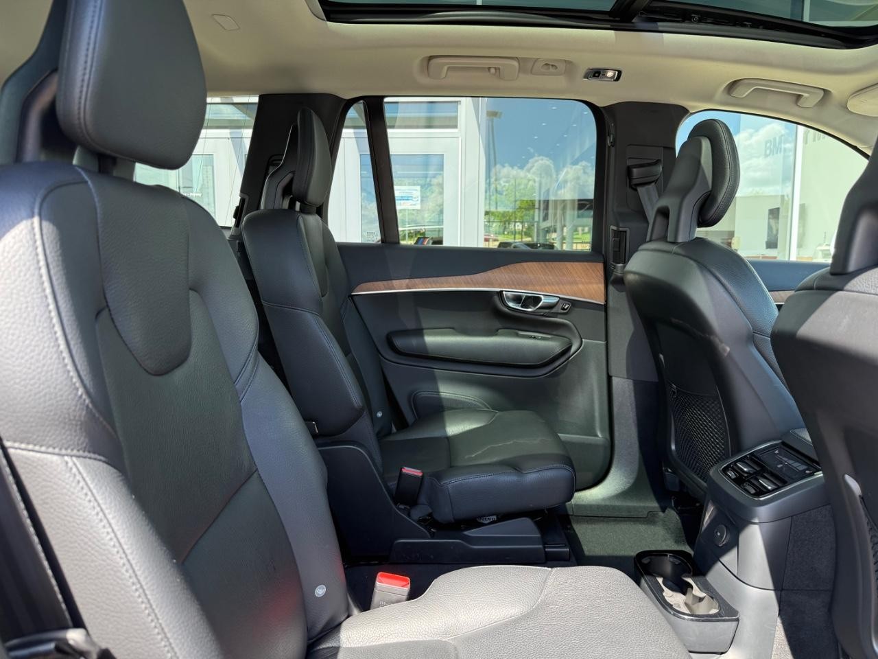 Volvo XC90 Recharge Plug-In Hybrid Vehicle Image 10
