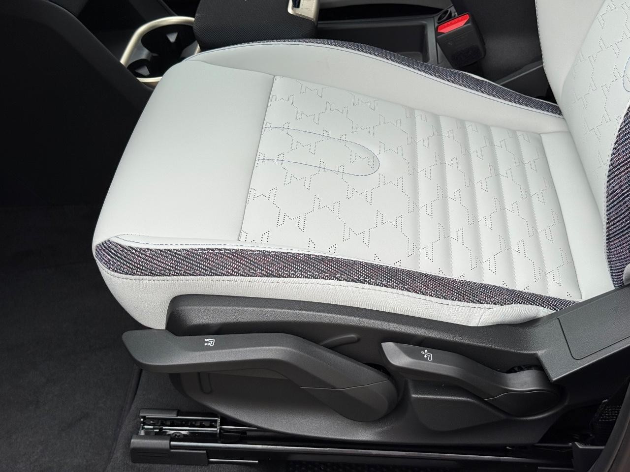 MINI Countryman Vehicle Image 16