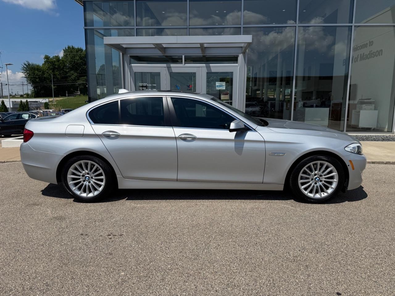 BMW 5 Series Vehicle Full-screen Gallery Image 02