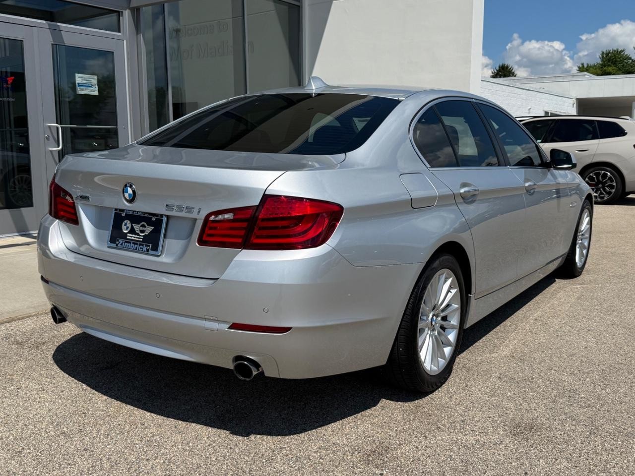 BMW 5 Series Vehicle Full-screen Gallery Image 03
