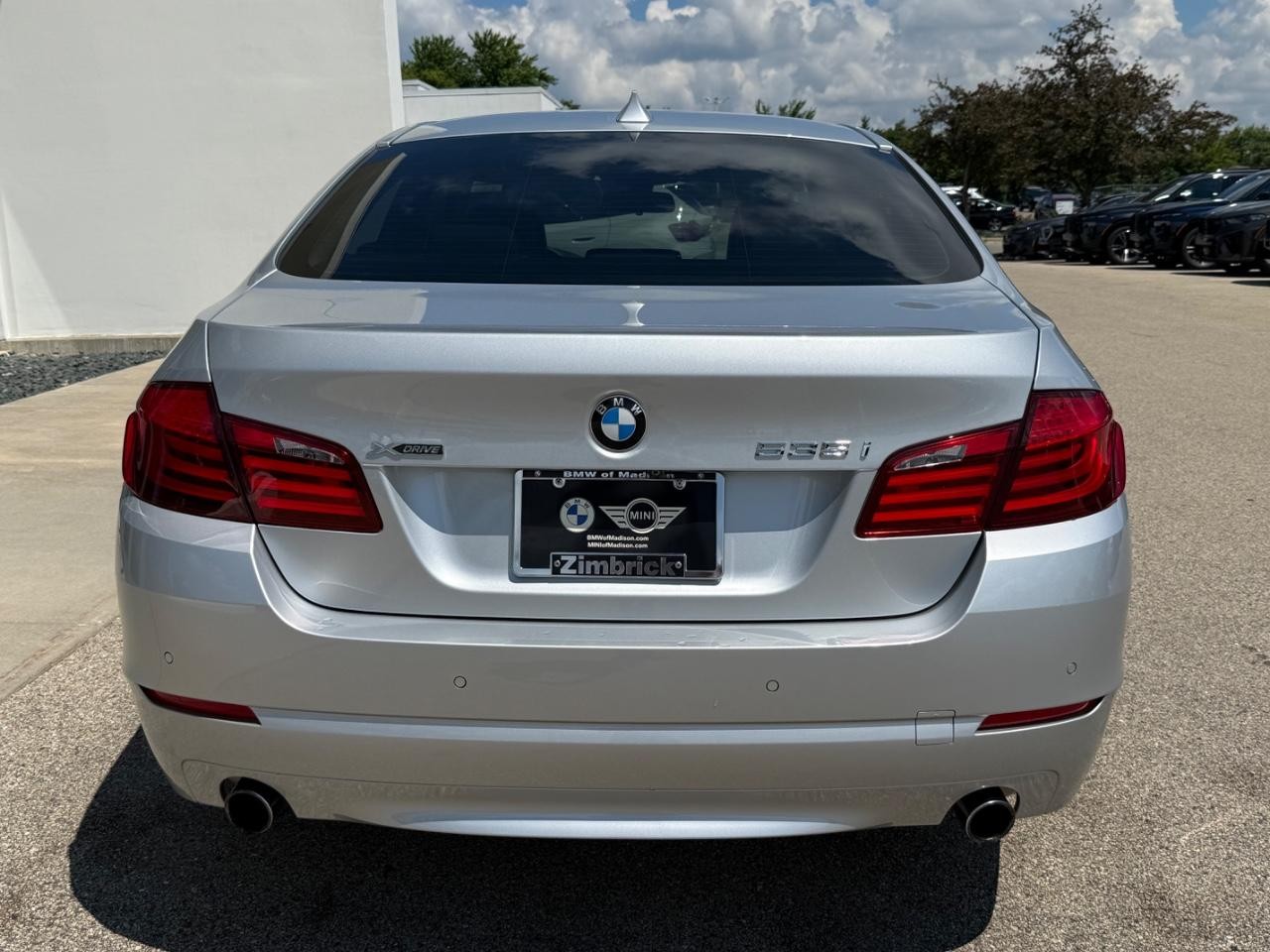 BMW 5 Series Vehicle Full-screen Gallery Image 04
