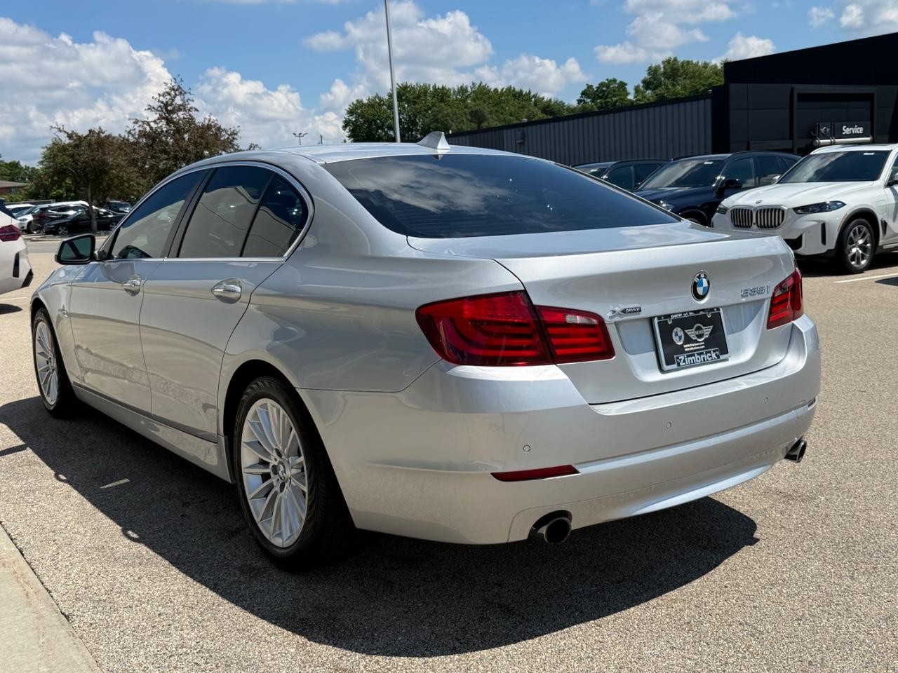 BMW 5 Series Vehicle Full-screen Gallery Image 05