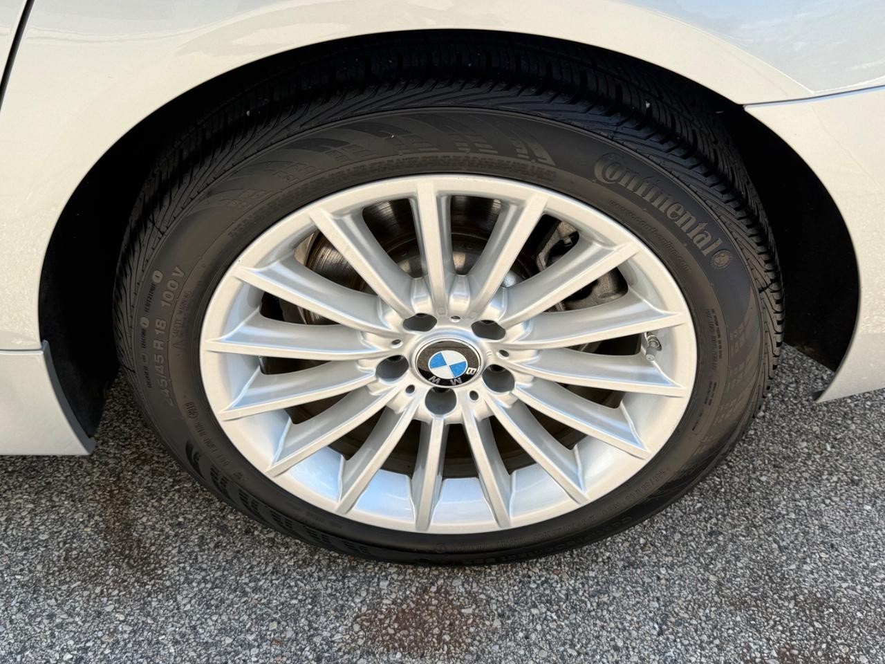 BMW 5 Series Vehicle Full-screen Gallery Image 06