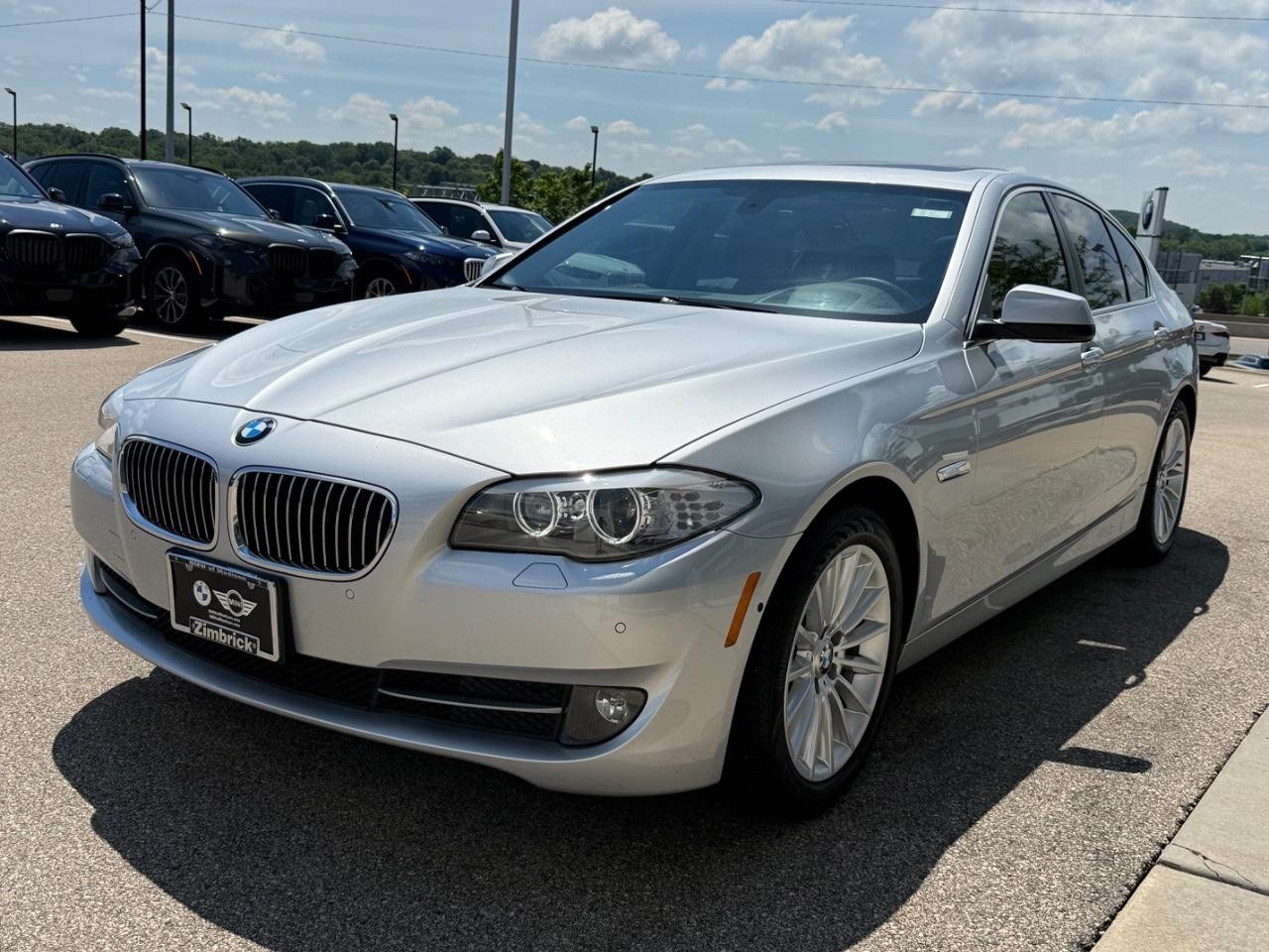 BMW 5 Series Vehicle Full-screen Gallery Image 07