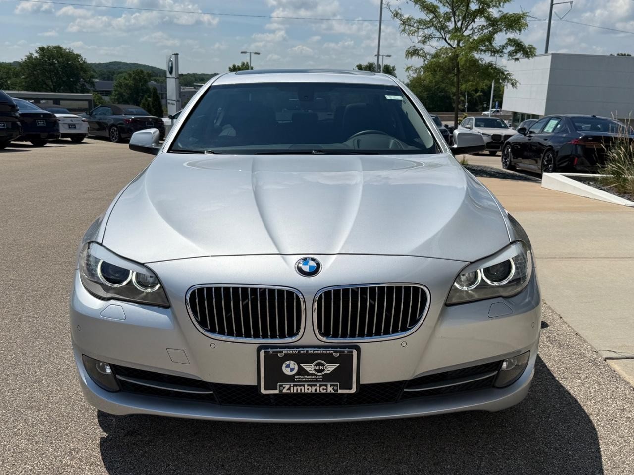 BMW 5 Series Vehicle Full-screen Gallery Image 08