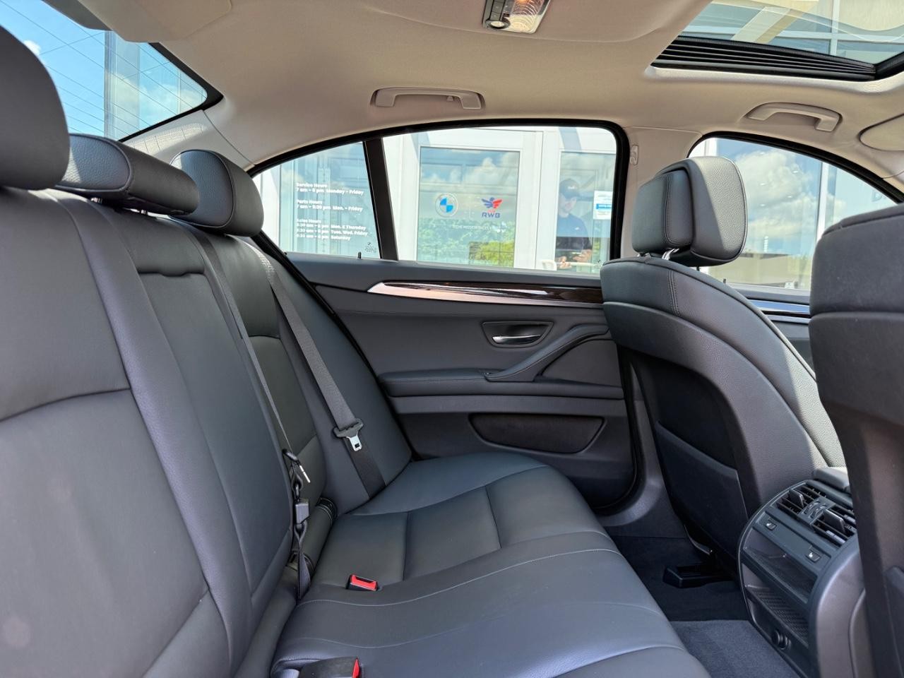 BMW 5 Series Vehicle Full-screen Gallery Image 09