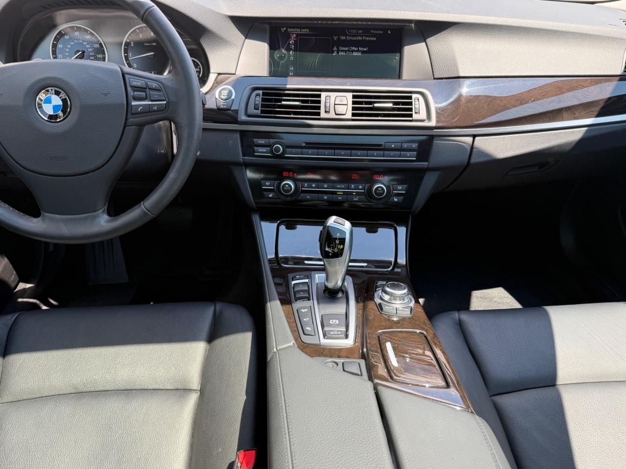 BMW 5 Series Vehicle Full-screen Gallery Image 10