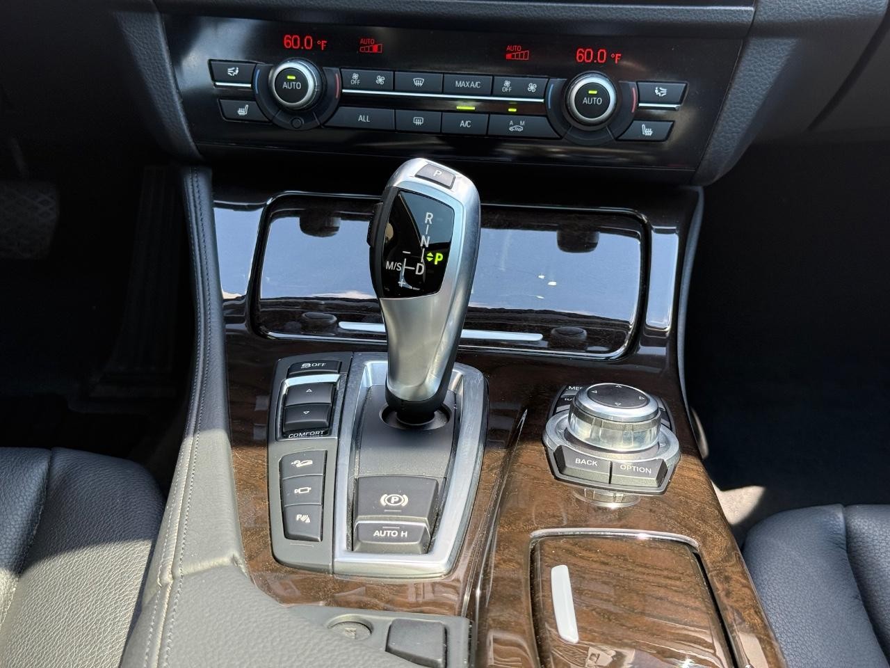BMW 5 Series Vehicle Full-screen Gallery Image 12