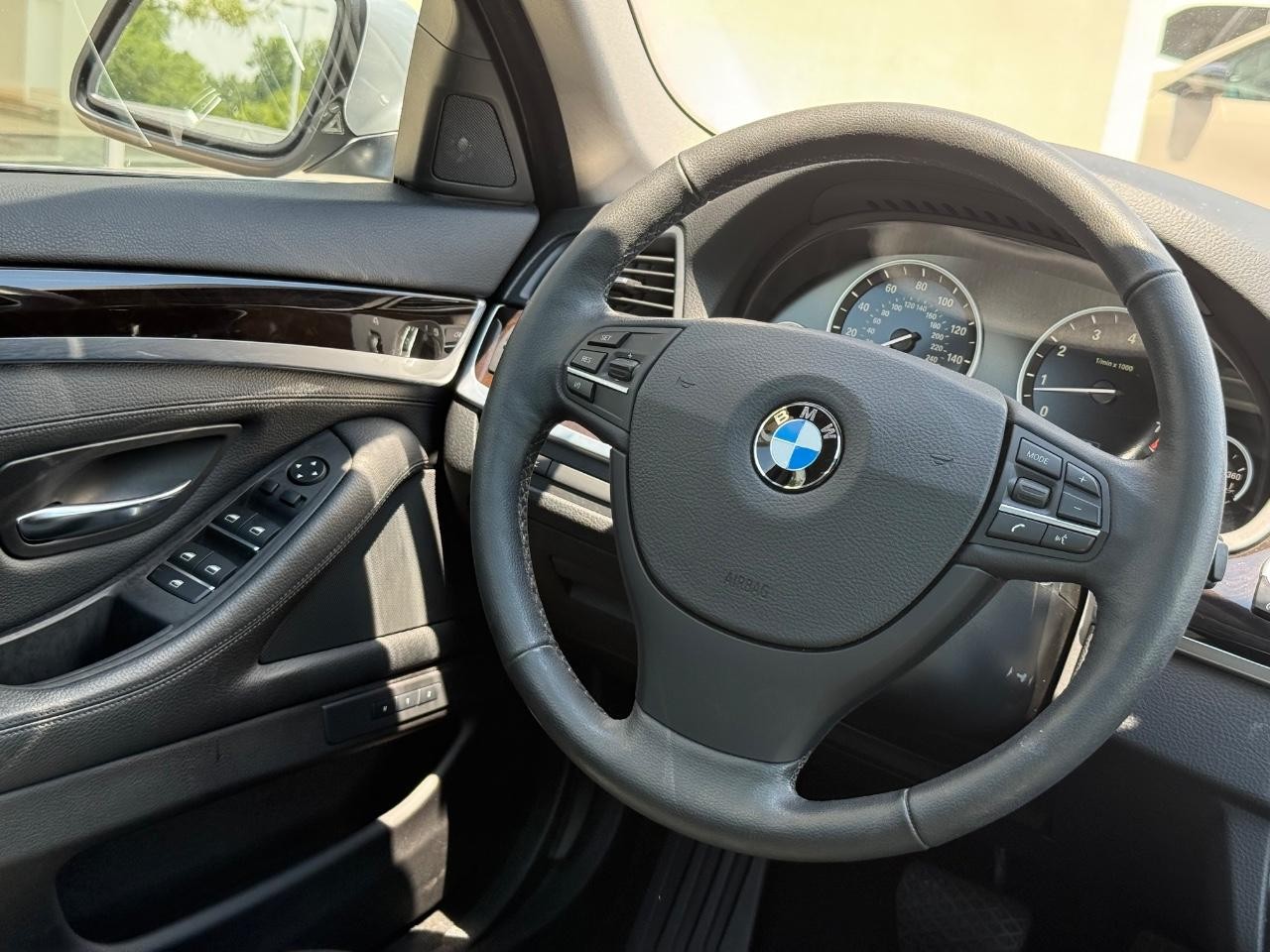 BMW 5 Series Vehicle Full-screen Gallery Image 13