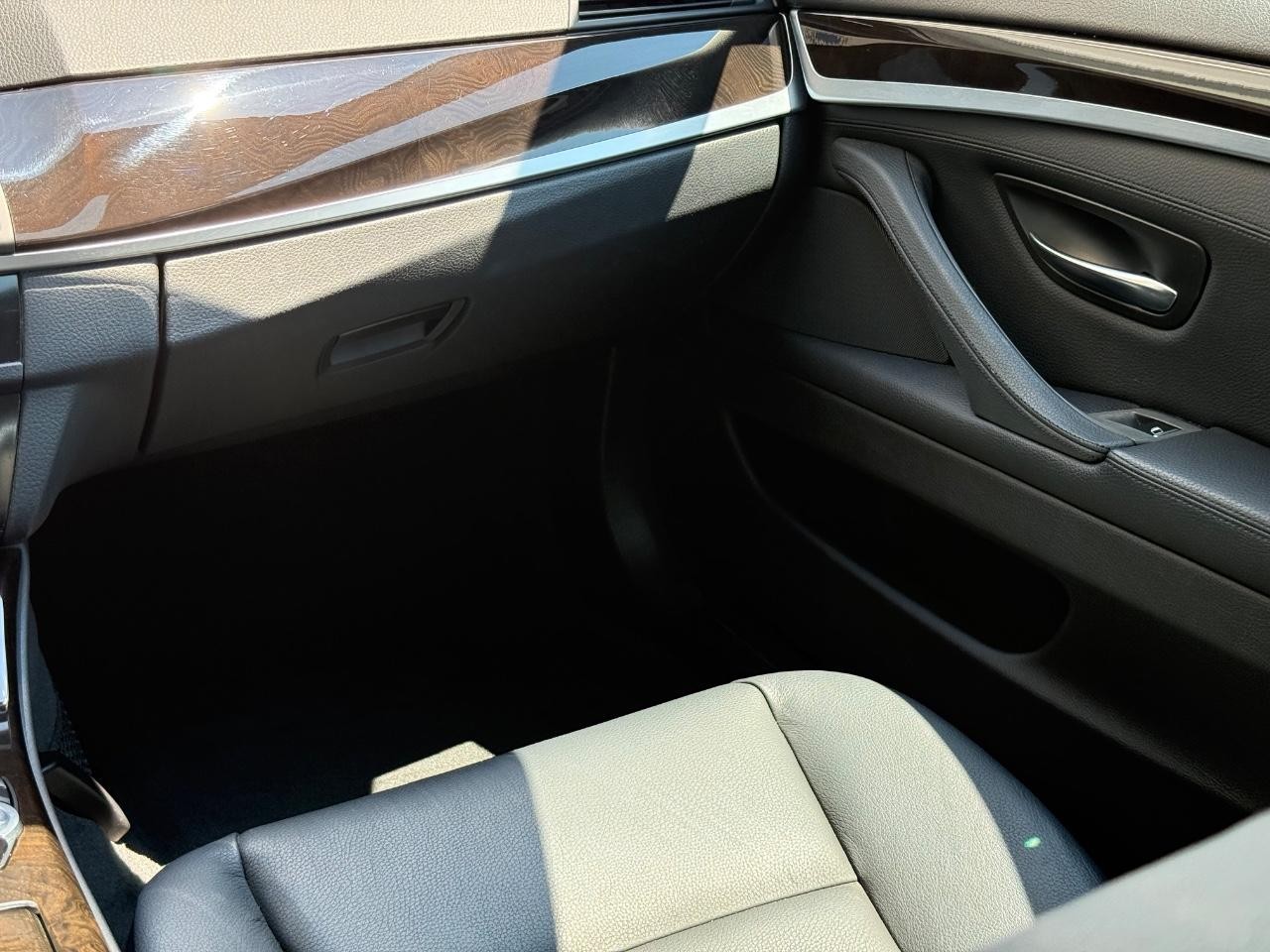 BMW 5 Series Vehicle Full-screen Gallery Image 14
