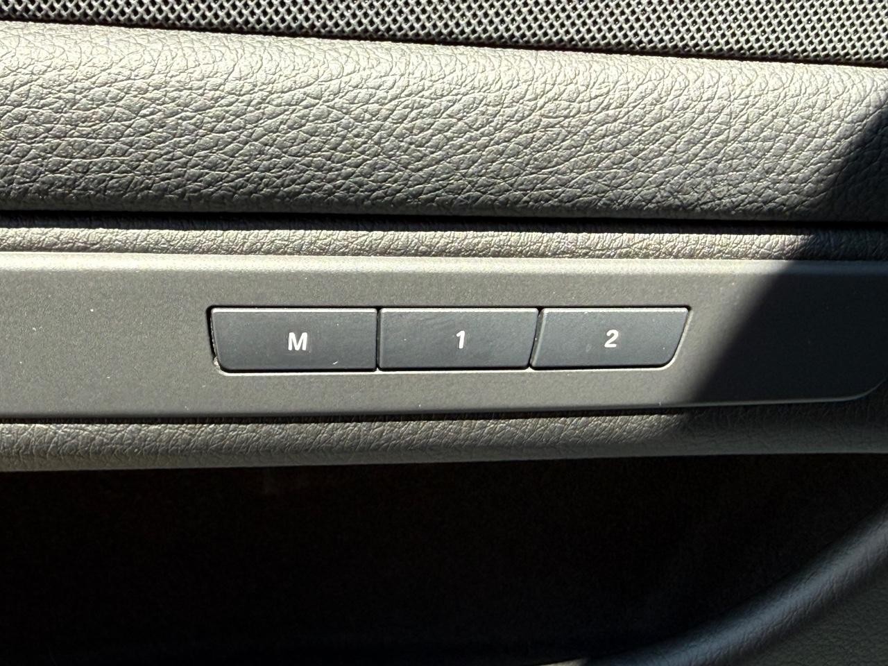 BMW 5 Series Vehicle Full-screen Gallery Image 15