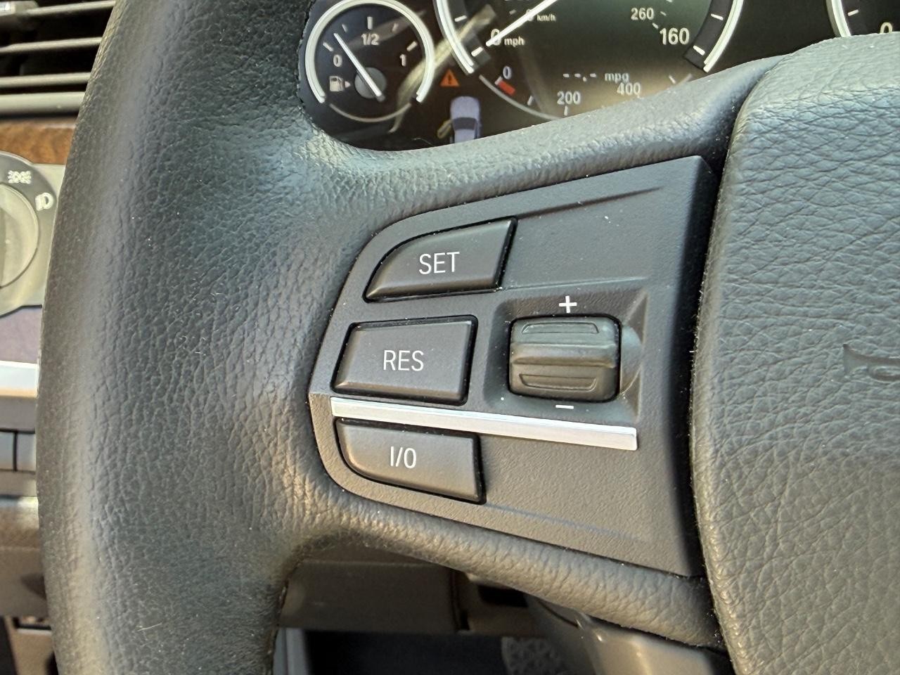 BMW 5 Series Vehicle Full-screen Gallery Image 16