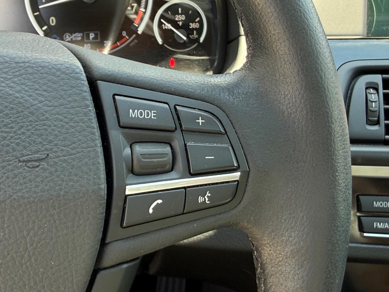 BMW 5 Series Vehicle Full-screen Gallery Image 17
