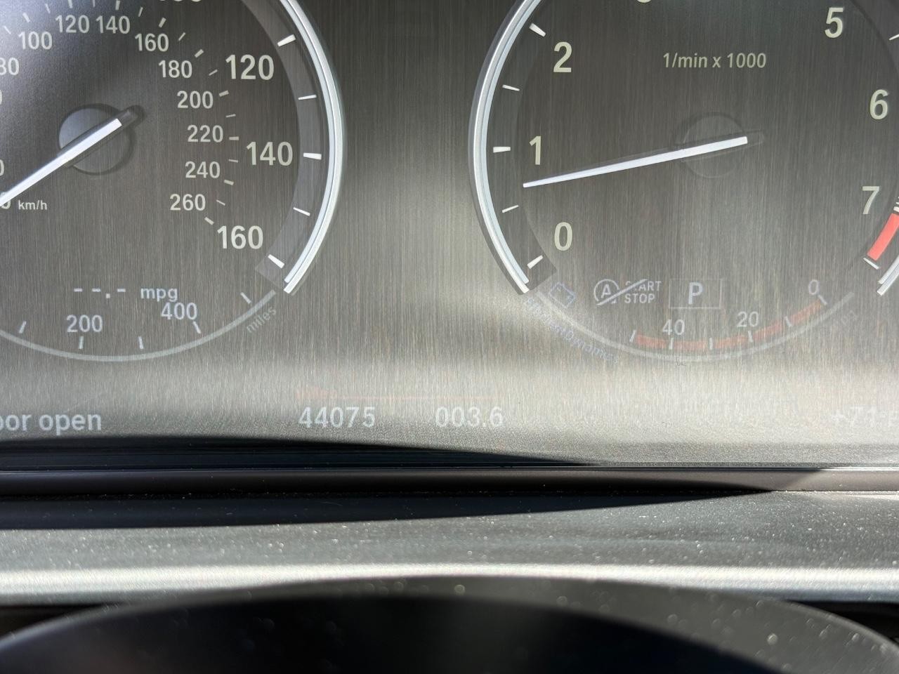 BMW 5 Series Vehicle Full-screen Gallery Image 18