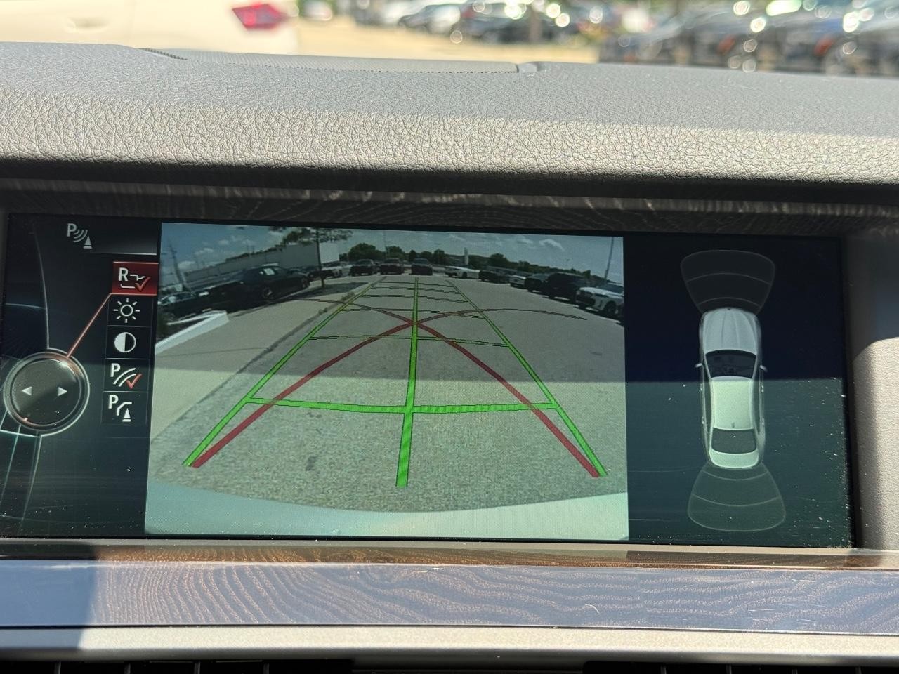 BMW 5 Series Vehicle Full-screen Gallery Image 19