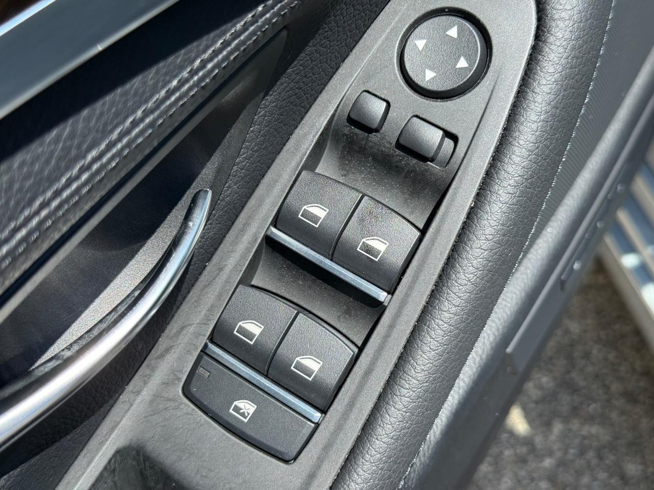BMW 5 Series Vehicle Full-screen Gallery Image 22
