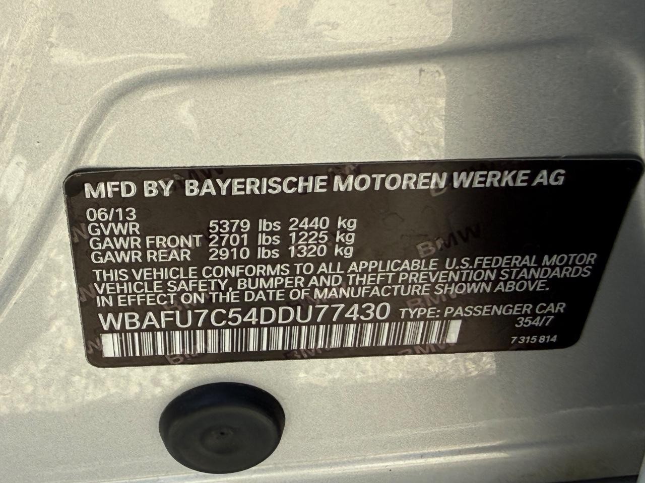 BMW 5 Series Vehicle Full-screen Gallery Image 24