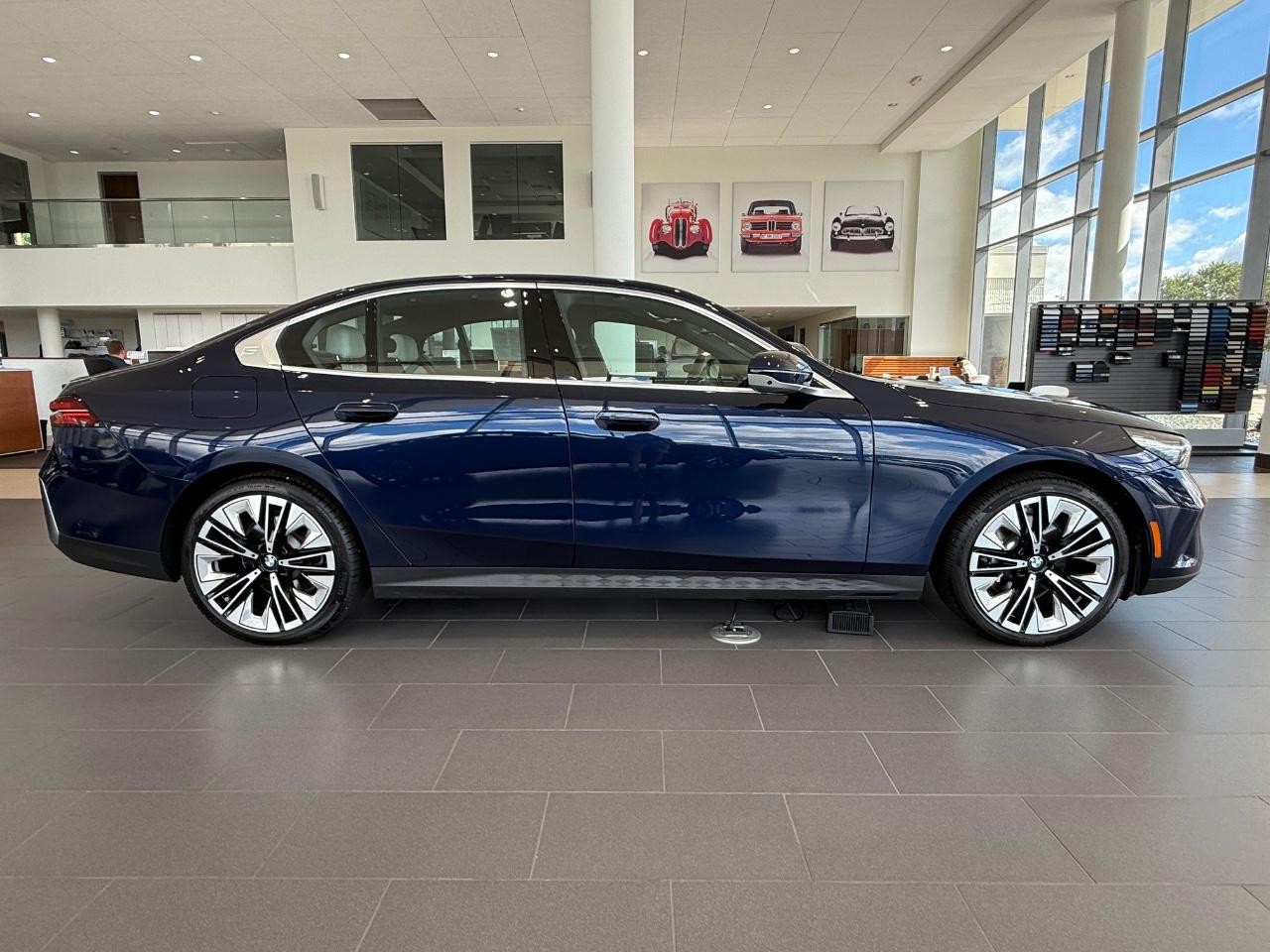 BMW 5 Series Vehicle Full-screen Gallery Image 02