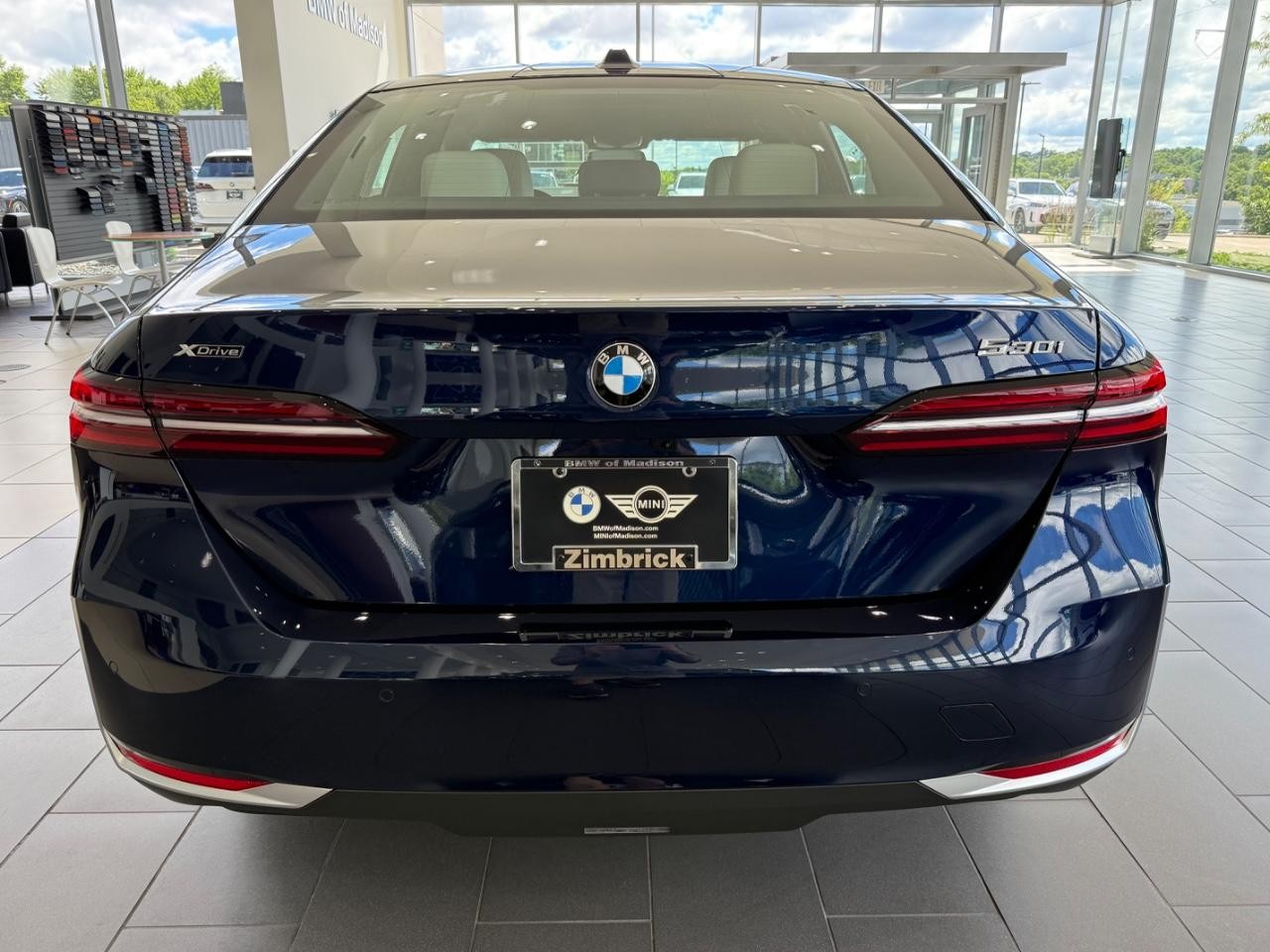 BMW 5 Series Vehicle Full-screen Gallery Image 04