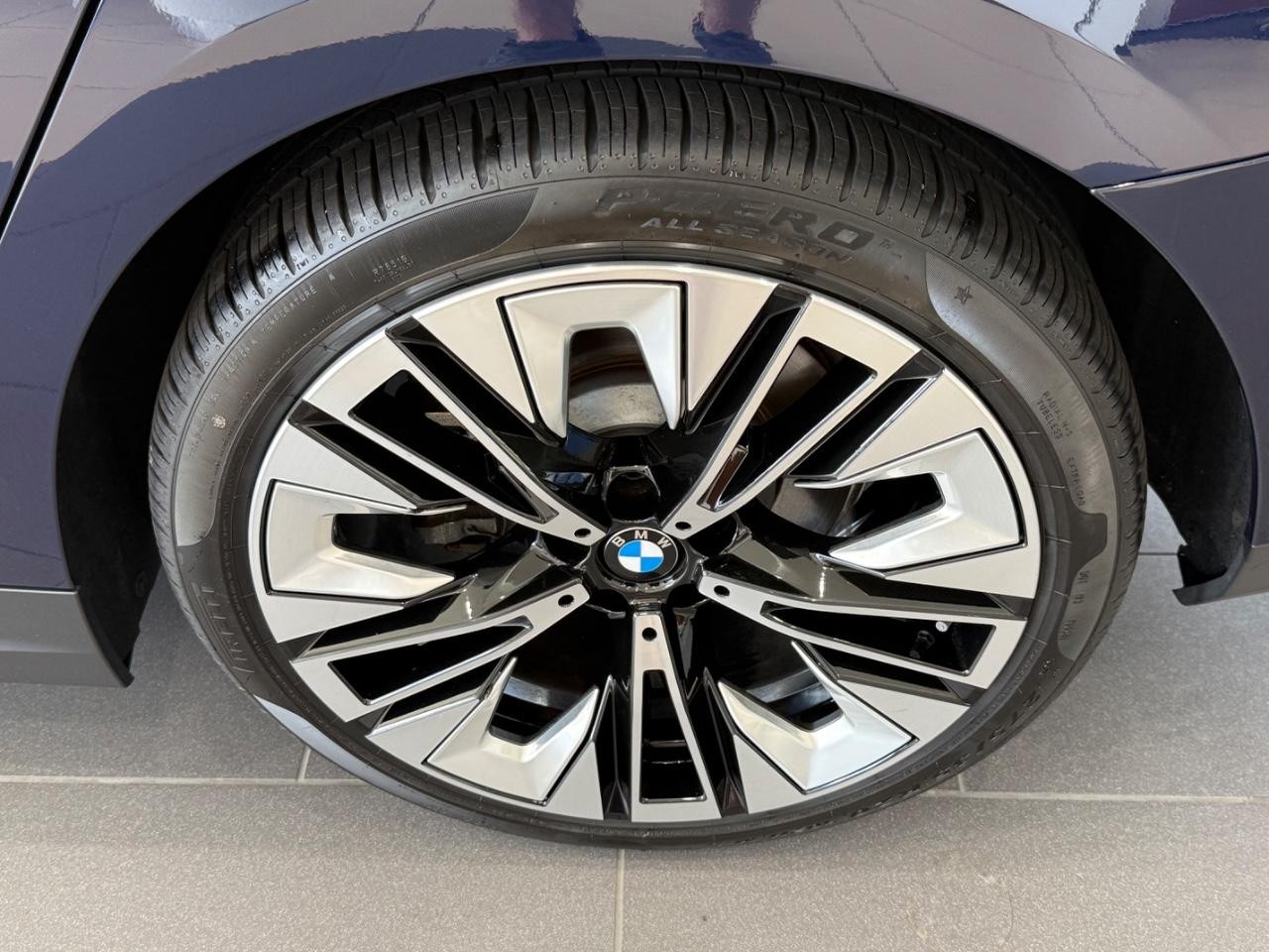 BMW 5 Series Vehicle Full-screen Gallery Image 06